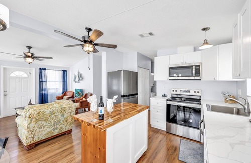 Iona House | Quaint Cottage! Peaceful 2 Bedroom, 1 Bath home with AC in Fort Myers
