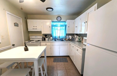 Crescent Beach Cottage | Quaint, Cute and Clean! Sleep 4 comfortably
