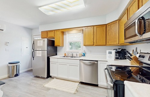 Thayerville Cottage | Quaint dog-friendly retreat near the lake w/wood stove, gas grill, & large yard