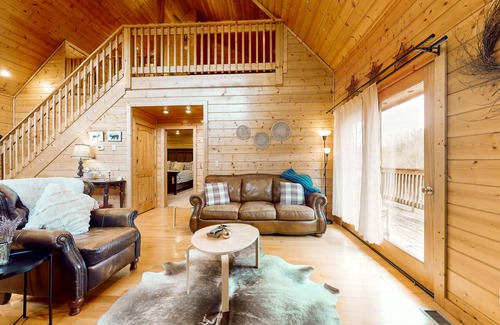 Gatlinburg - Pigeon Forge Cabin | Quaint mountain cabin with hot tub, pool table, fireplace, AC, & pool access