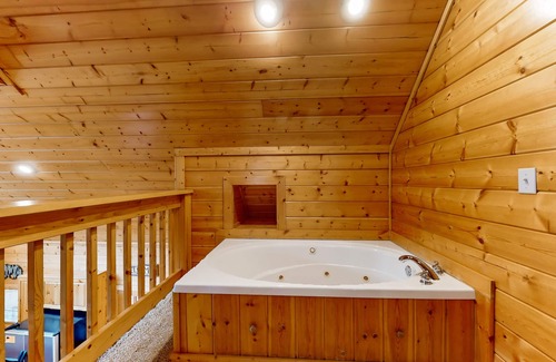 Gatlinburg - Pigeon Forge Cabin | Quaint mountain cabin with hot tub, pool table, fireplace, AC, & pool access