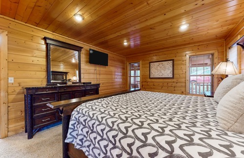 Gatlinburg - Pigeon Forge Cabin | Quaint mountain cabin with hot tub, pool table, fireplace, AC, & pool access