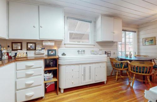 Quincy House | Quaint Quincy Cottage