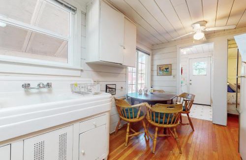 Quincy House | Quaint Quincy Cottage