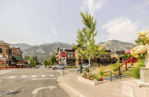 Ketchum Apartment | Quaint Studio w/WiFi, Shared Pool &Hot Tub, Balcony - Walk to Slopes & Downtown!