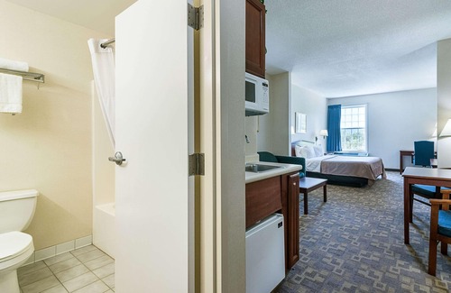 Central Bridge Hotel | Quality Inn and Suites Schoharie Near Howe Caverns
