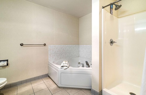 Central Bridge Hotel | Quality Inn and Suites Schoharie Near Howe Caverns