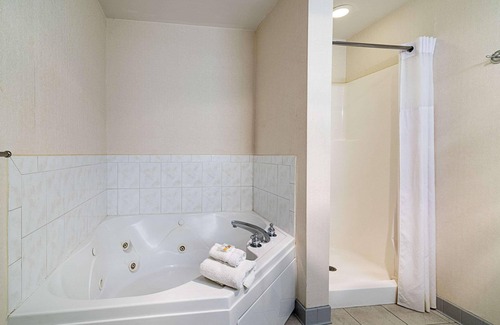 Central Bridge Hotel | Quality Inn and Suites Schoharie Near Howe Caverns