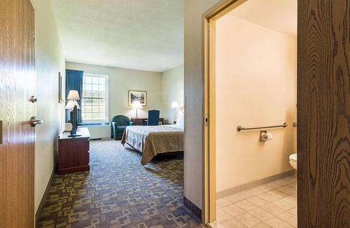 Central Bridge Hotel | Quality Inn and Suites Schoharie Near Howe Caverns
