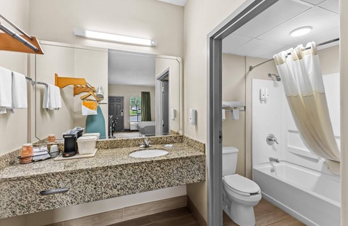 Oak Grove Hotel | Quality Inn Fort Campbell