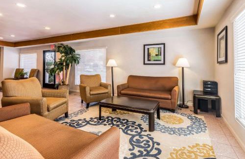 Raisin Hotel | Quality Inn Fresno Near University