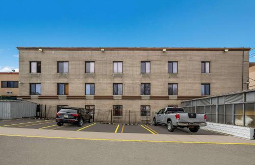 Rochdale Hotel | Quality Inn JFK Airport Rockaway Blvd