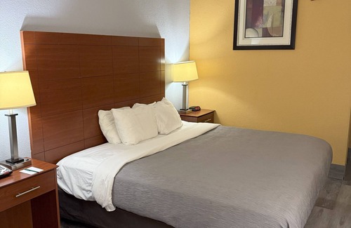 Manitowoc Hotel | Quality Inn Manitowoc