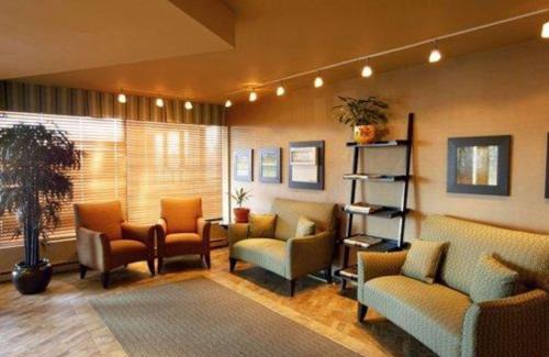 Dorval Hotel | Quality Inn & Suites PE Trudeau Airport