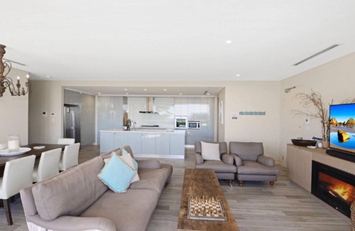 Avoca Beach Apartment | Quarterdeck 1 - Luxury Apartment Suits 2 Families