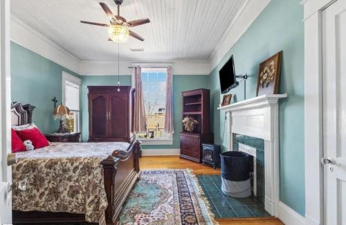 Anderson House | Queen Bed Retreat, Walk to Dining and Main St