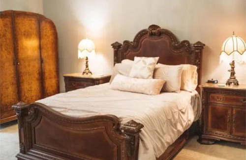Anderson House | Queen Bed Retreat, Walk to Dining and Main St