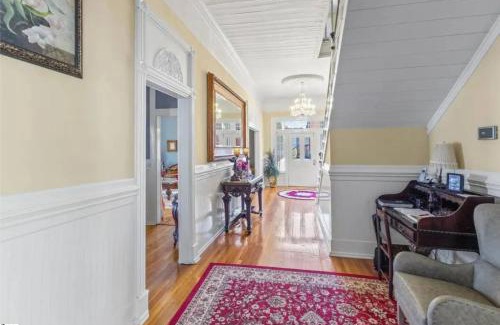 Anderson House | Queen Bed Retreat, Walk to Dining and Main St