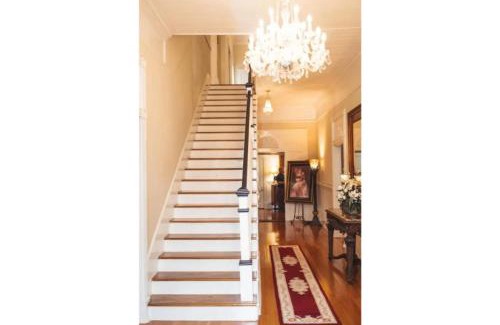 Anderson House | Queen Bed Retreat, Walk to Dining and Main St