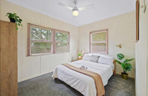 Beenleigh House | Queen Bed Shared Bath, 5BR Home In Beenleigh For 2 Bedroom1
