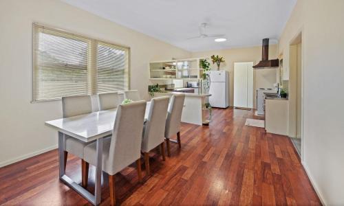 Beenleigh House | Queen Bed Shared Bath, 5BR Home In Beenleigh For 2 Bedroom1