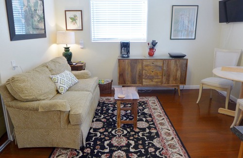 Altamont Manor Apartment | QUEEN PALM APT~ 2ND FLR APT~PRETTY, CLEAN. GREAT LOCATION!