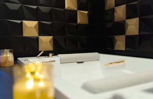 Crotone Bed & Breakfast | Queen Suite with Jacuzzi - B&B Kreart Suites & Rooms