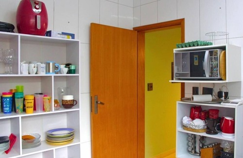 Embare House | Queen suite with WiFi near the beach with access to shared kitchen