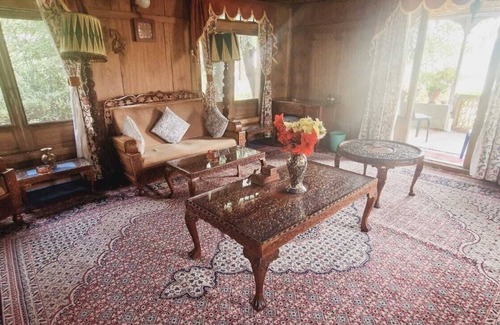 Nagin Bagh House | Queens Lake House, Luxurious lake side homestay.
