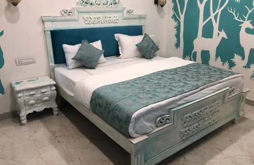 Udaipur District Resort | Queen’s Town is a Beautiful Ambient 6 Bedrooms Villa adjoin to Fatehsagar Lake