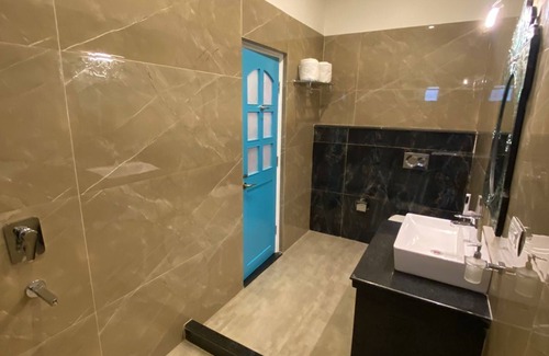 Udaipur District Resort | Queen’s Town is a Beautiful Ambient 6 Bedrooms Villa adjoin to Fatehsagar Lake