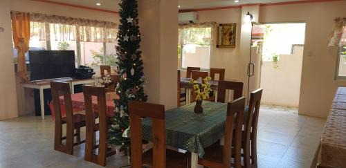Lucap Hotel | Queenslander Hotel and Restaurant