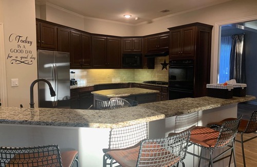 Oak Point House | Quiet 1 Acre Lake House Nestled in the Woods 4B/4B