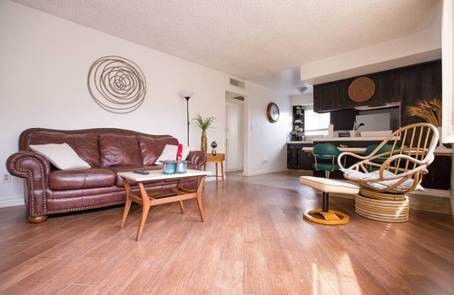 Oleander - Sunset House | Quiet 1 Bedroom Townhouse with Parking and Fast WiFi, Gated in Downtown