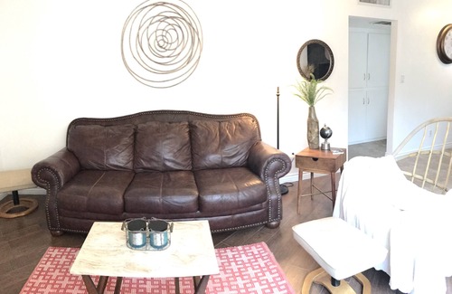 Oleander - Sunset House | Quiet 1 Bedroom Townhouse with Parking and Fast WiFi, Gated in Downtown