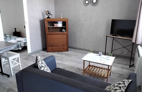 Saint-Martin-sur-Ocre Apartment | Quiet 2-person studio with garden and enclosed courtyard