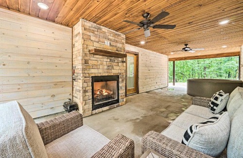 Broken Bow House | Quiet and Peaceful Hochatown Cabin with Hot Tub!