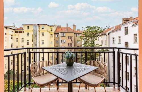 Prague 2 Apartment | Quiet apartment in the city center near the metro with with balcony and parking