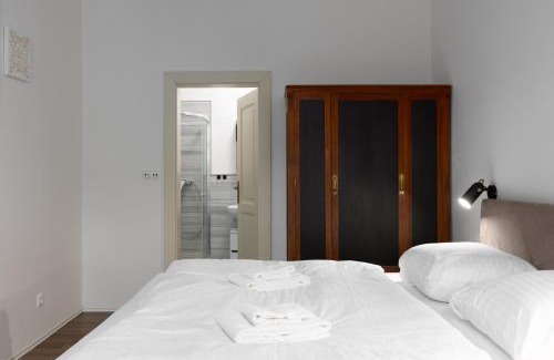 Prague 2 Apartment | Quiet apartment in the city center near the metro with with balcony and parking