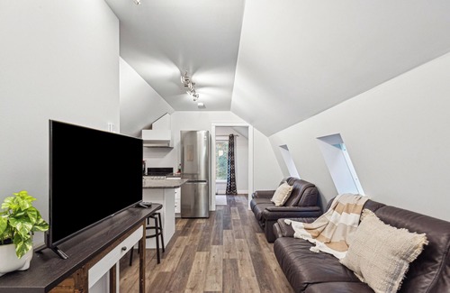 Shawnigan Lake Apartment | Quiet carriage suite near vinyards and lake