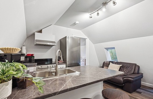 Shawnigan Lake Apartment | Quiet carriage suite near vinyards and lake