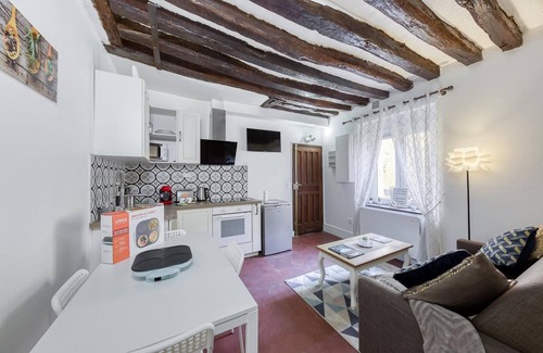 Notre-Dame Apartment | Quiet central location 5 minutes from the Château