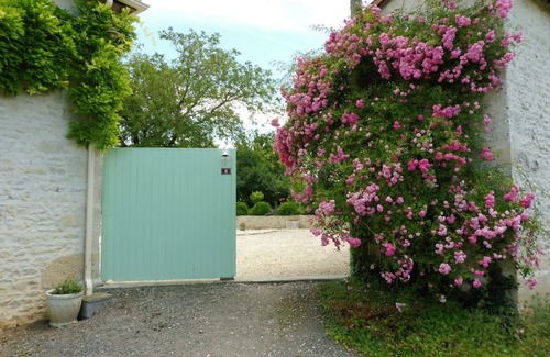 Cellefrouin House | QUIET COMFORTABLE WITH RELAXING POOL FOR 6 TO 8 PEOPLE