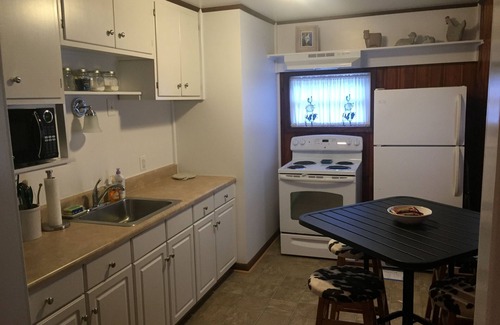 Fry's Spring House | Quiet Comfy Cottage - Super Clean - Equipped for Comfort and Enjoyment!