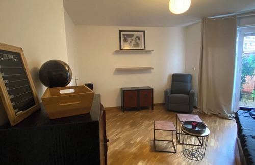 Puteaux Apartment | QUIET, COSY STUDIO IN SURESNES