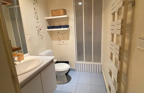 Puteaux Apartment | QUIET, COSY STUDIO IN SURESNES