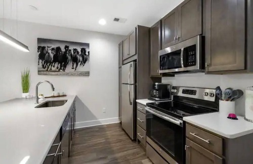 Sobro Condo | Quiet & Cozy but Still Fun-Free Parking & Pet Friendly! Book Now for Fall!