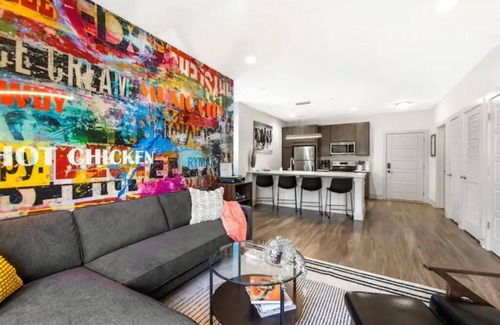 Sobro Condo | Quiet & Cozy but Still Fun-Free Parking & Pet Friendly! Book Now for Fall!