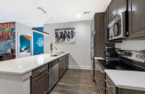 Sobro Condo | Quiet & Cozy but Still Fun-Free Parking & Pet Friendly! Book Now for Fall!
