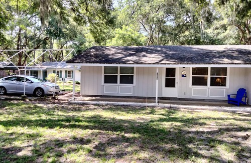 Amelia City Apartment | Quiet Duplex. Walking distance to the Famous Amelia Concours d`Elegance